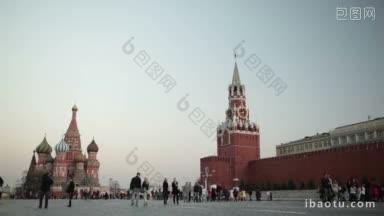 四月，人们走在莫斯科红场上